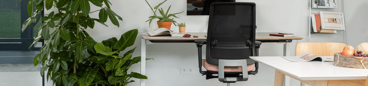 Refurbished ergonomische bureaustoel in de werkplaats, nagekeken en gereviseerd
