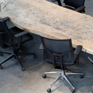 Vijf ergonomische bureaustoelen met in hoogte verstelbare gasveer op een rij