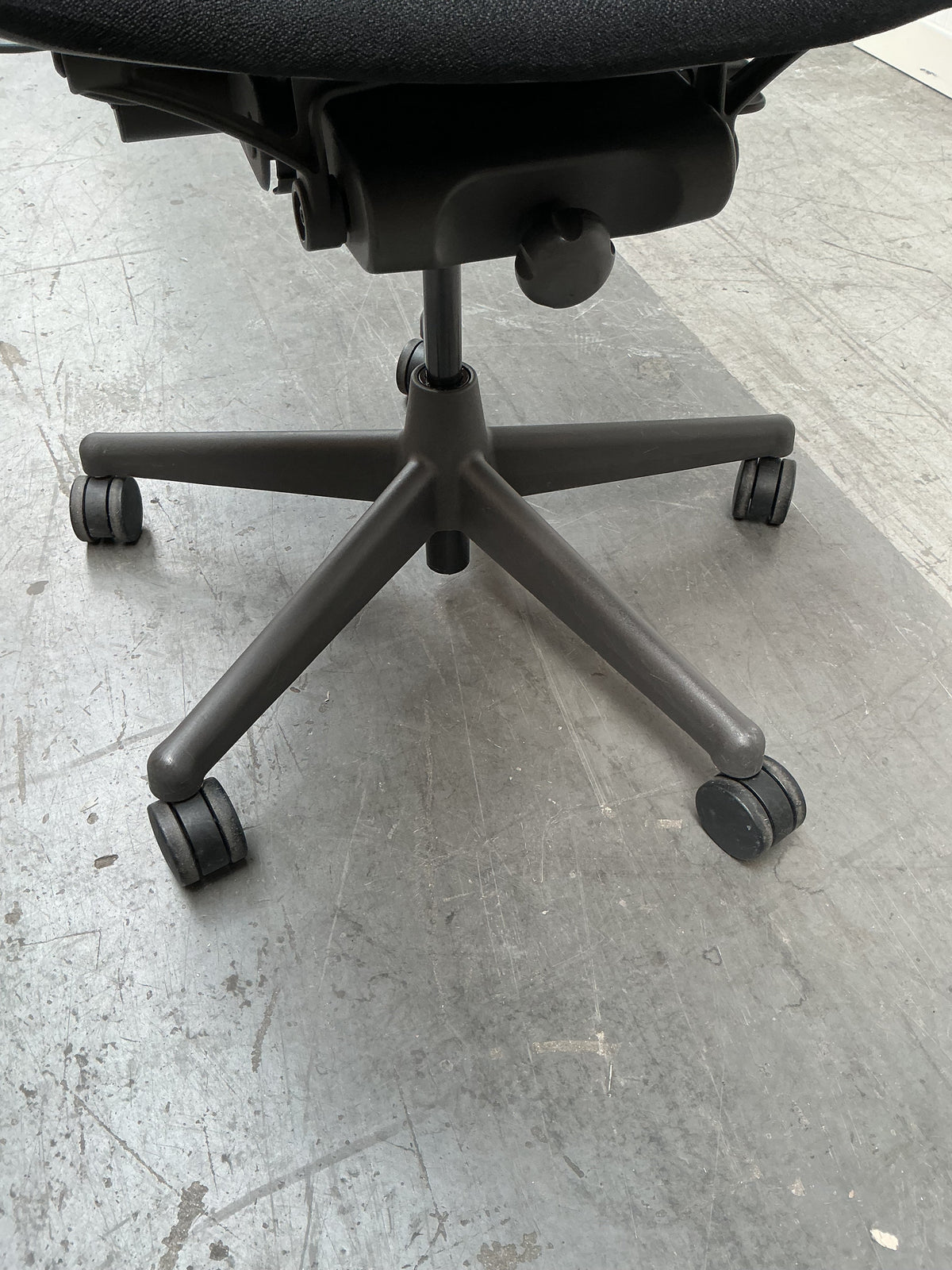 Refurbished Herman Miller Celle bureaustoel, zwart en graphite foto 8