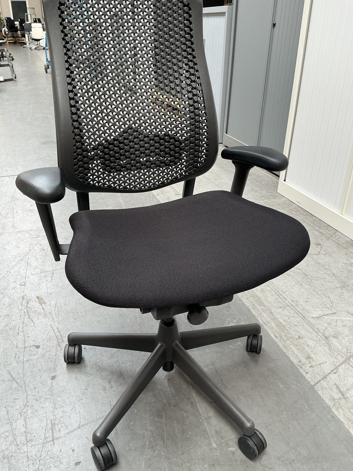 Refurbished Herman Miller Celle bureaustoel, zwart en graphite foto 7