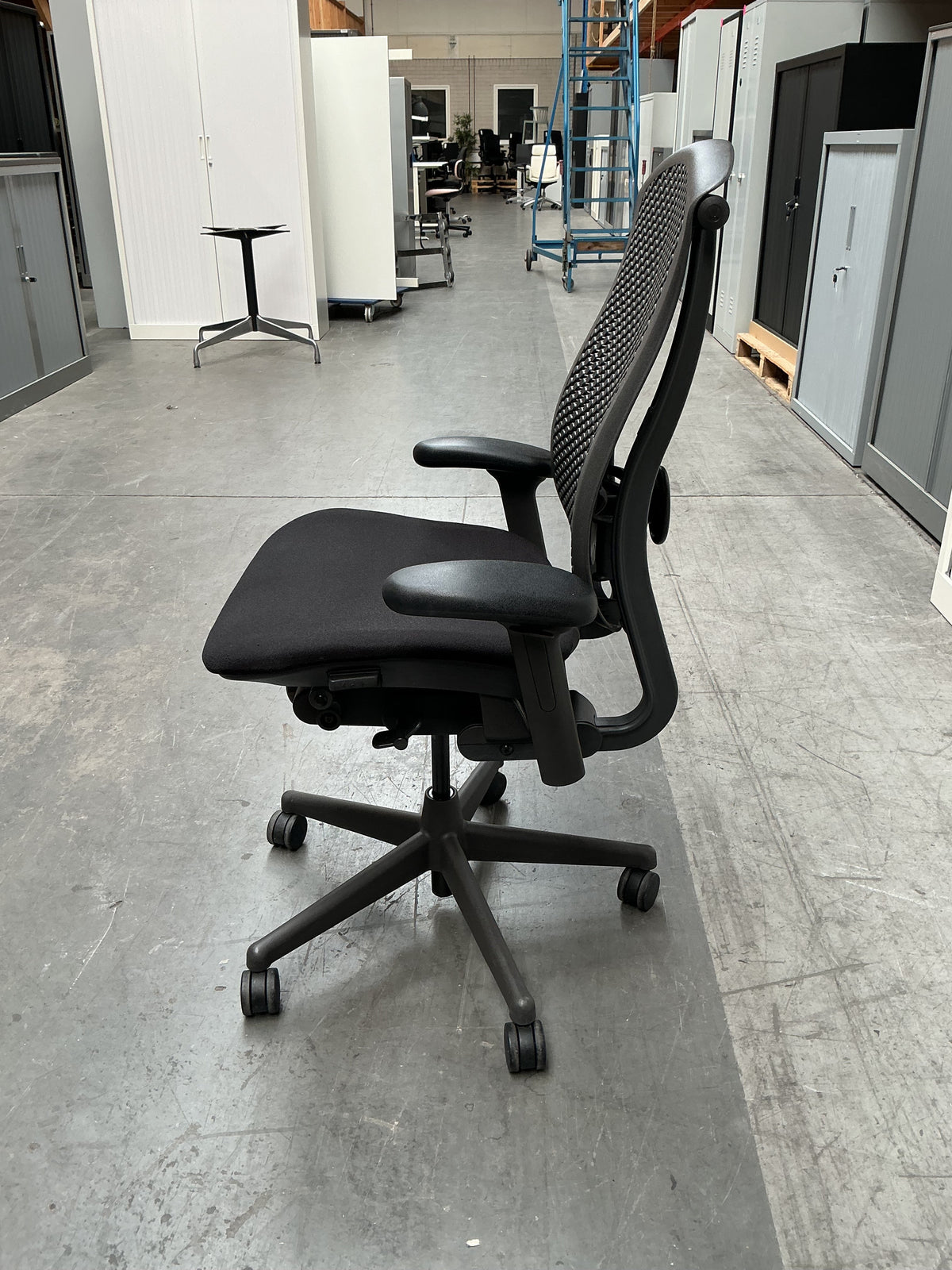 Refurbished Herman Miller Celle bureaustoel, zwart en graphite foto 3