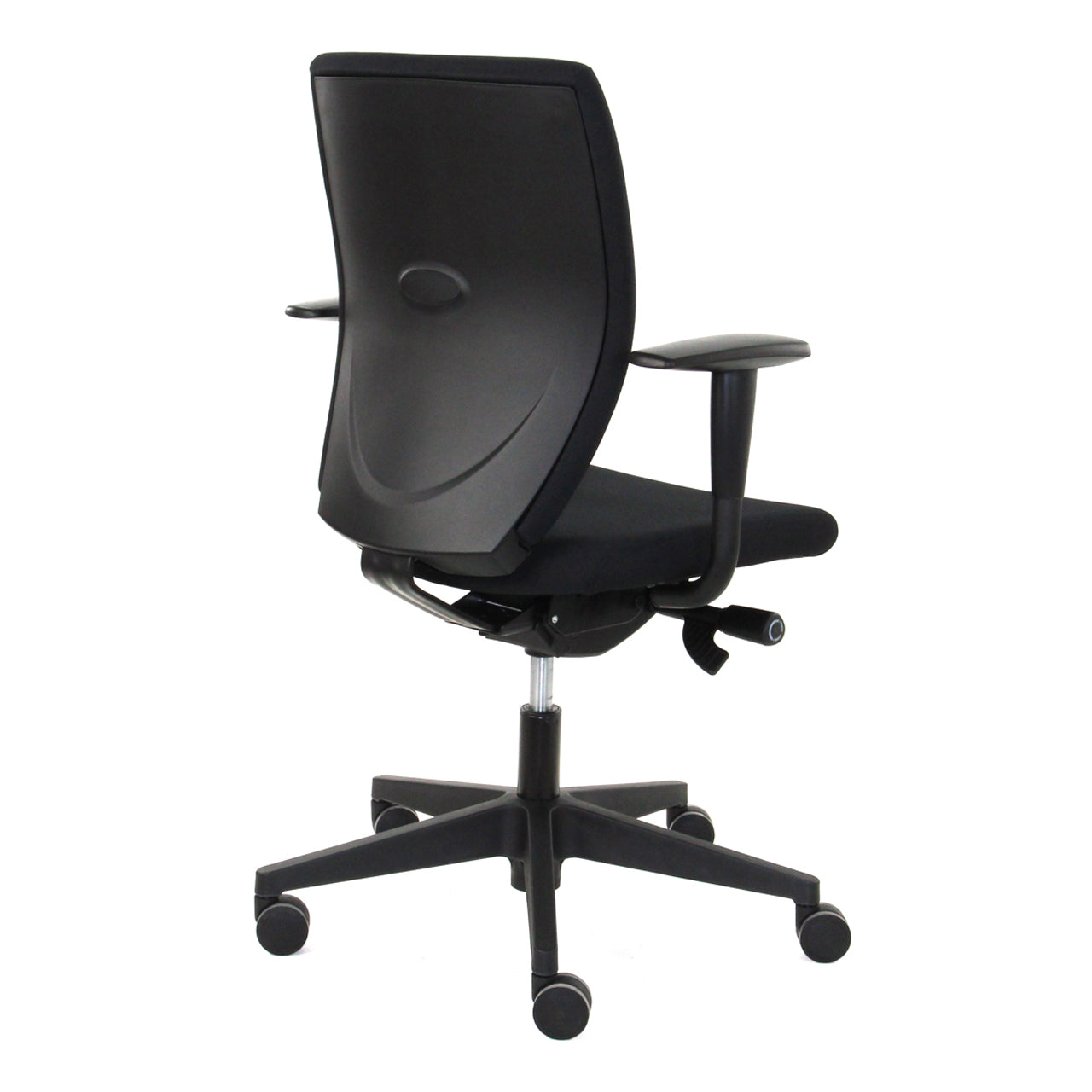 Zwarte Bureaustoel Demi gezien van schuin achter op een zwart voetkruis