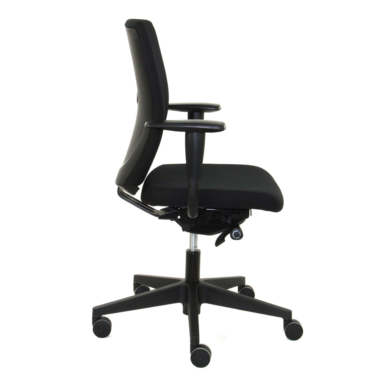 De Bureaustoel Demi op een zwart voetkruis gezien vanaf de zijkant