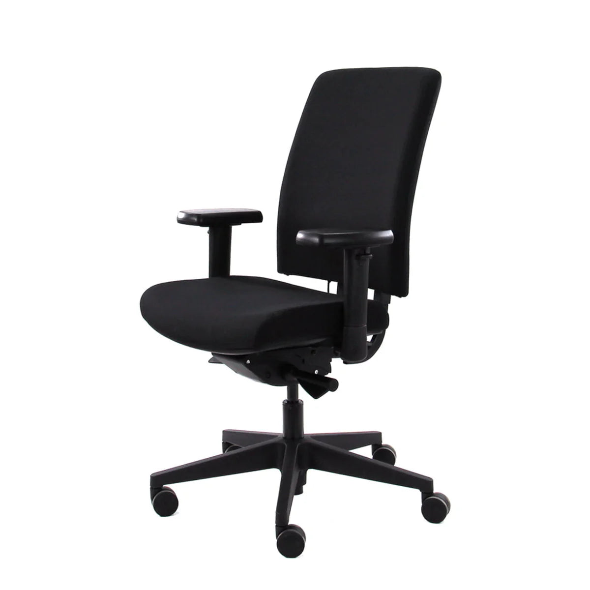 De Bureaustoel Eddy op een zwart voetkruis en helemaal zwart gestofferd