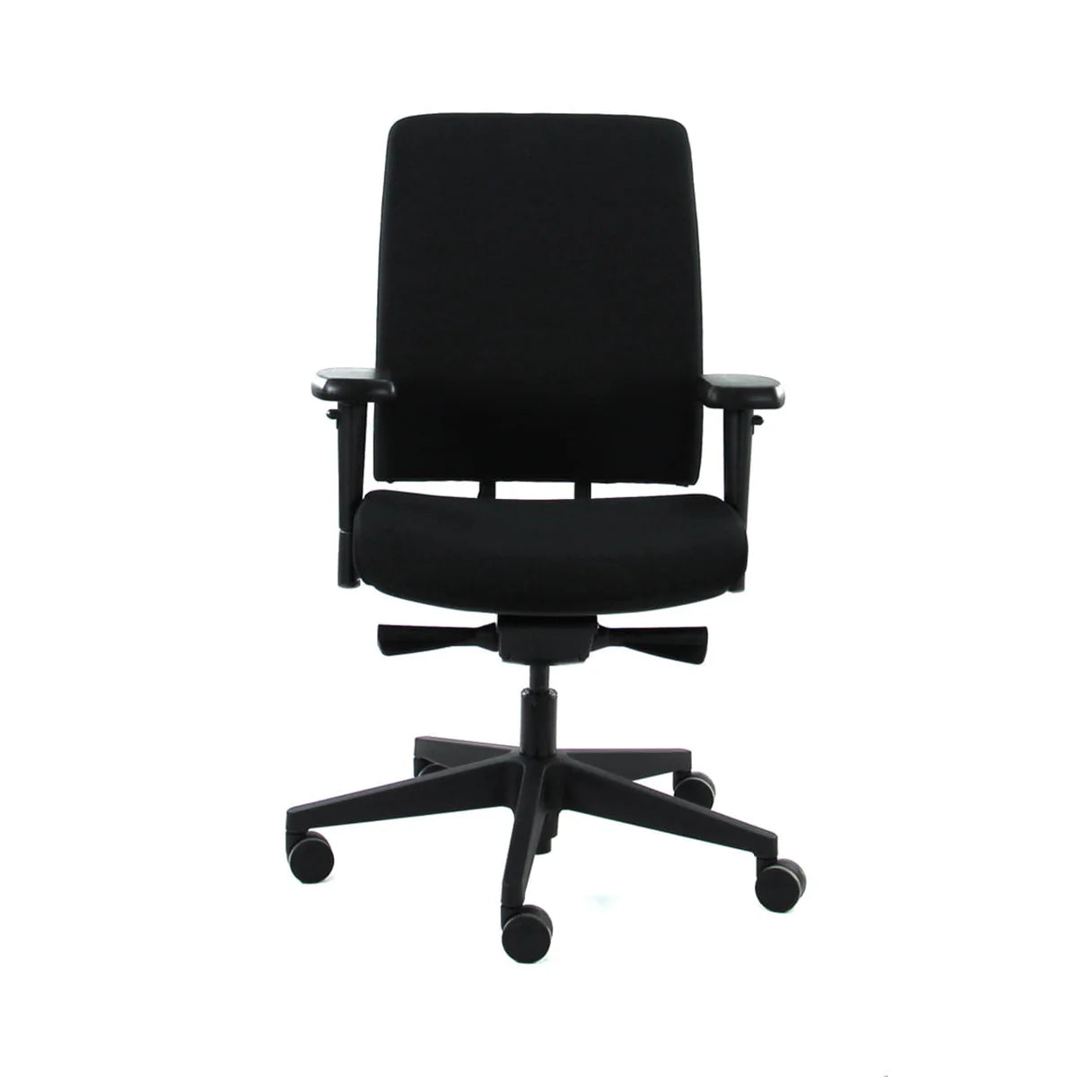 Vooraanzicht van de Bureaustoel Eddy voorzien van zwarte stoffering en zwart kunststof voetkruis