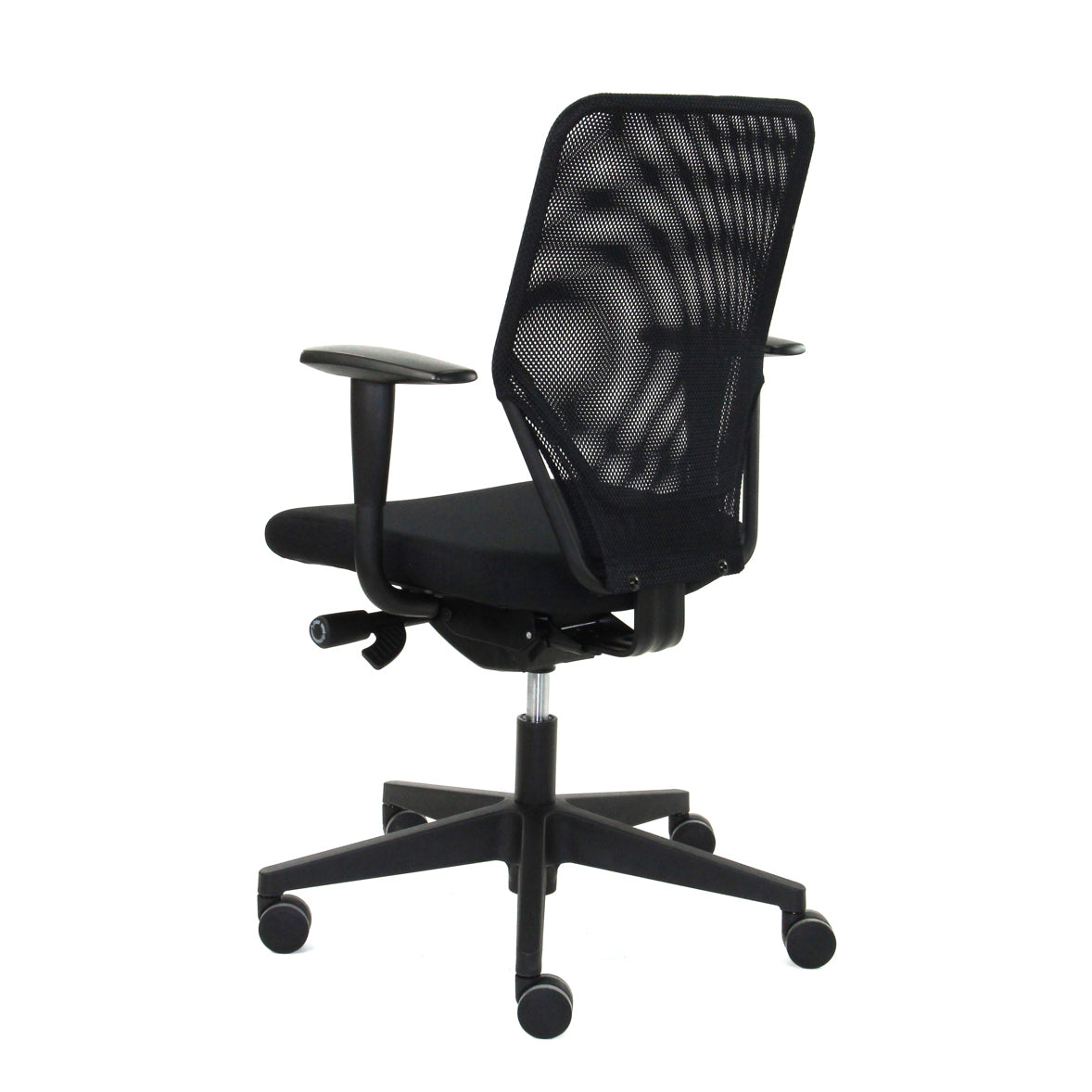 De Bureaustoel Julia in het zwart uitgevoerd gezien van schuinachter