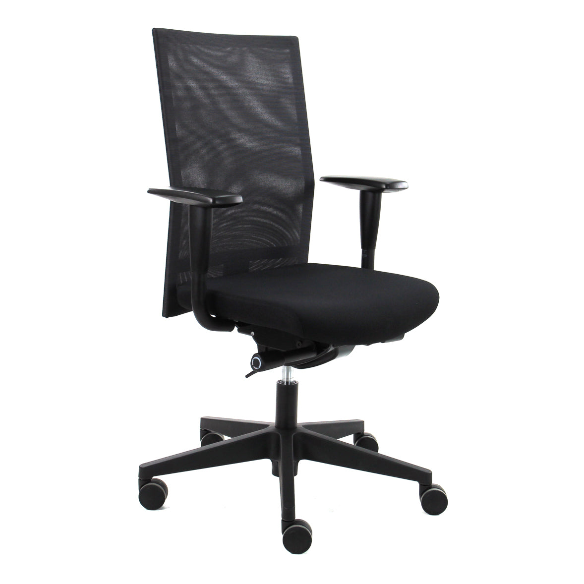 Bureaustoel Kelly op een zwart voetkruis en voorzien van de zwarte netwave rugleuning