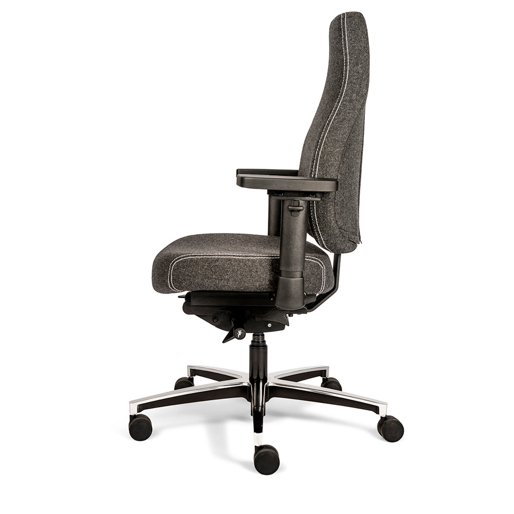 Zijaanzicht van de Bureaustoel Therapod X in donkergrijs met een wit gestikte naden en aluminium voetkruis