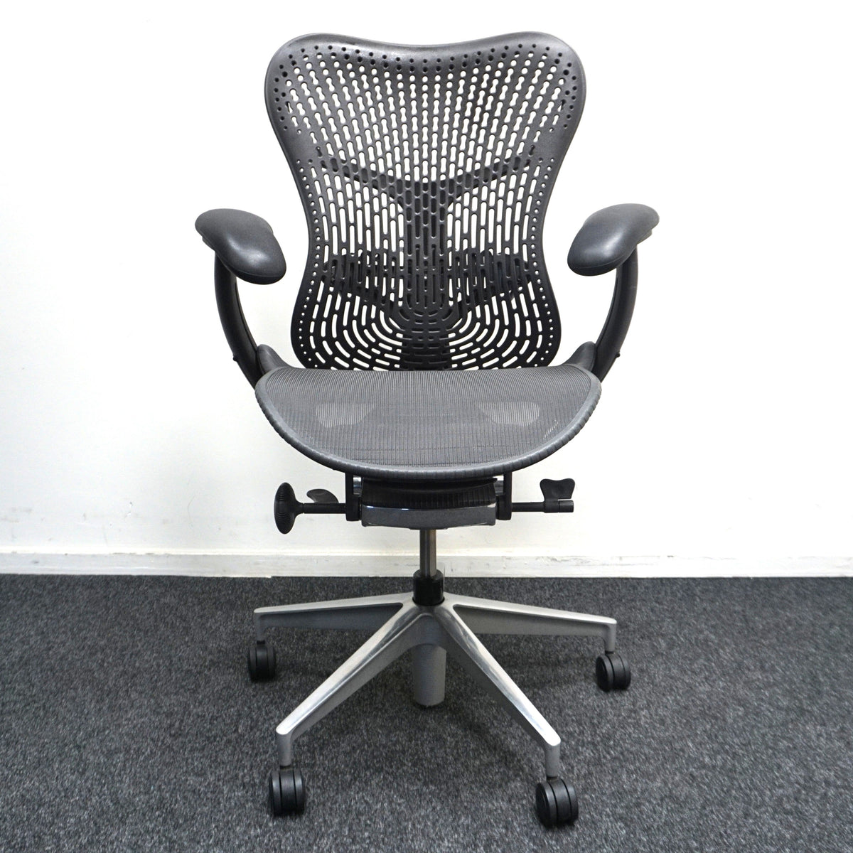 Refurbished Herman Miller Mirra 2, antraciet met chroom voetkruis foto 2