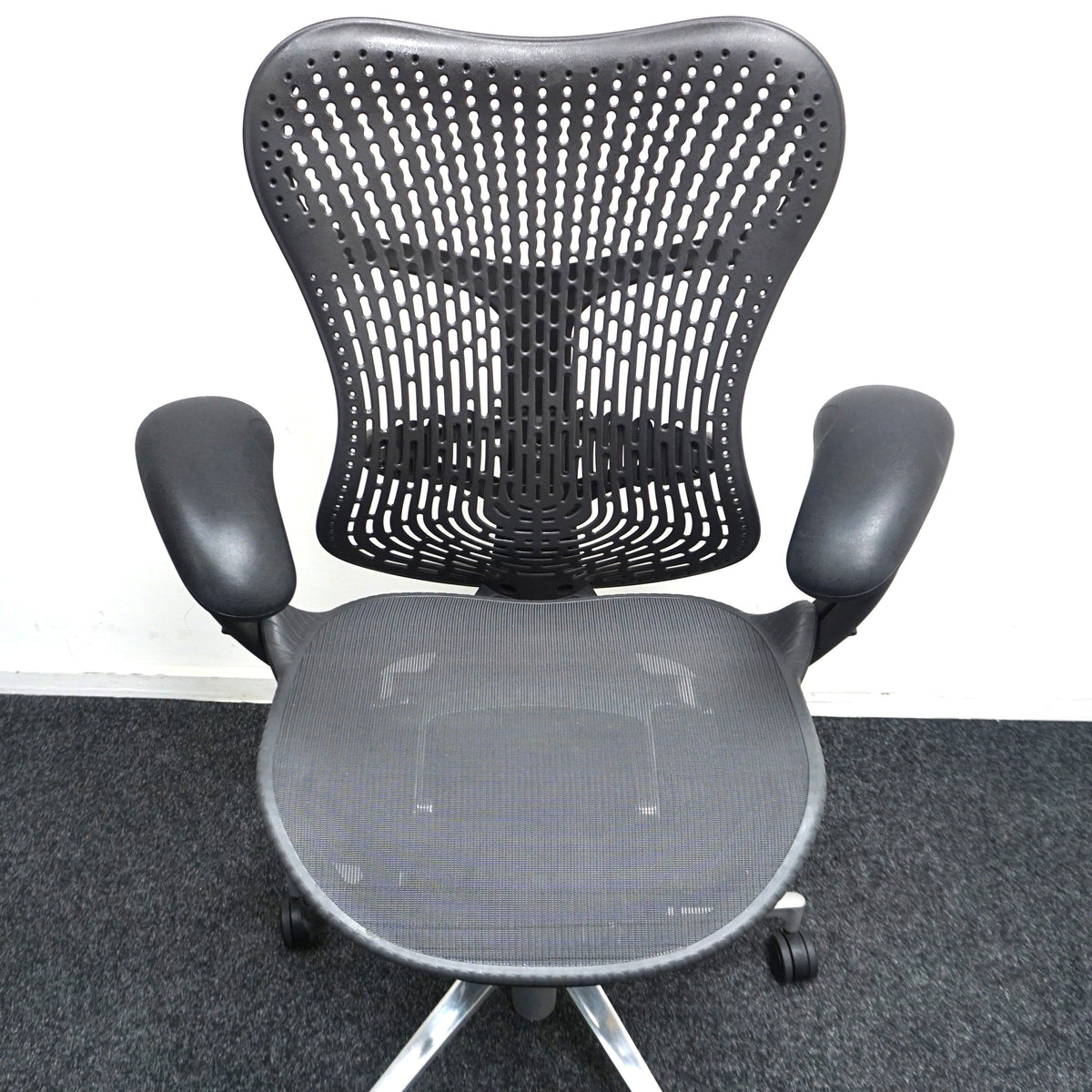 Refurbished Herman Miller Mirra 2, antraciet met chroom voetkruis foto 6