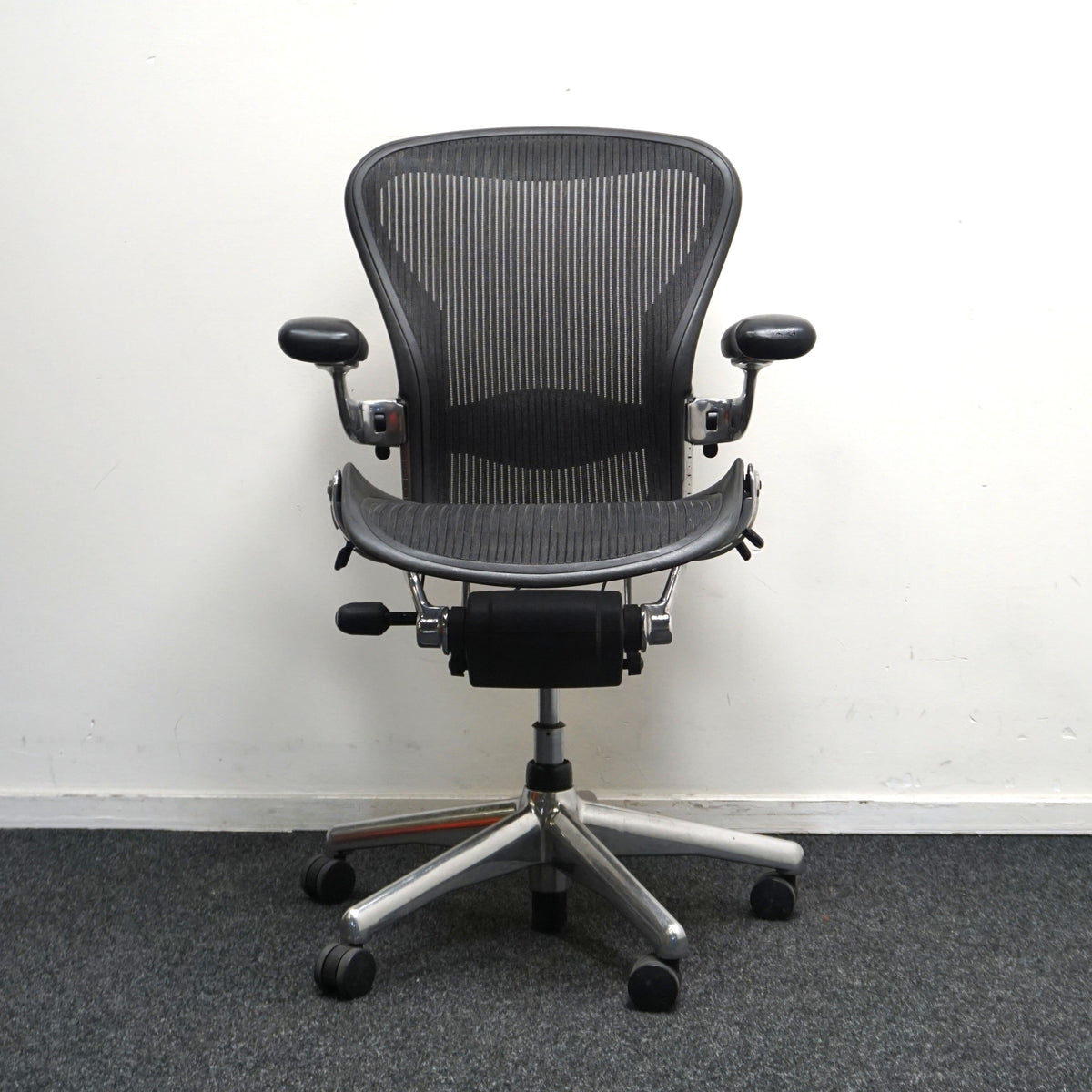 Refurbished Herman Miller Aeron type B, antraciet met chroom voetkruis foto 2