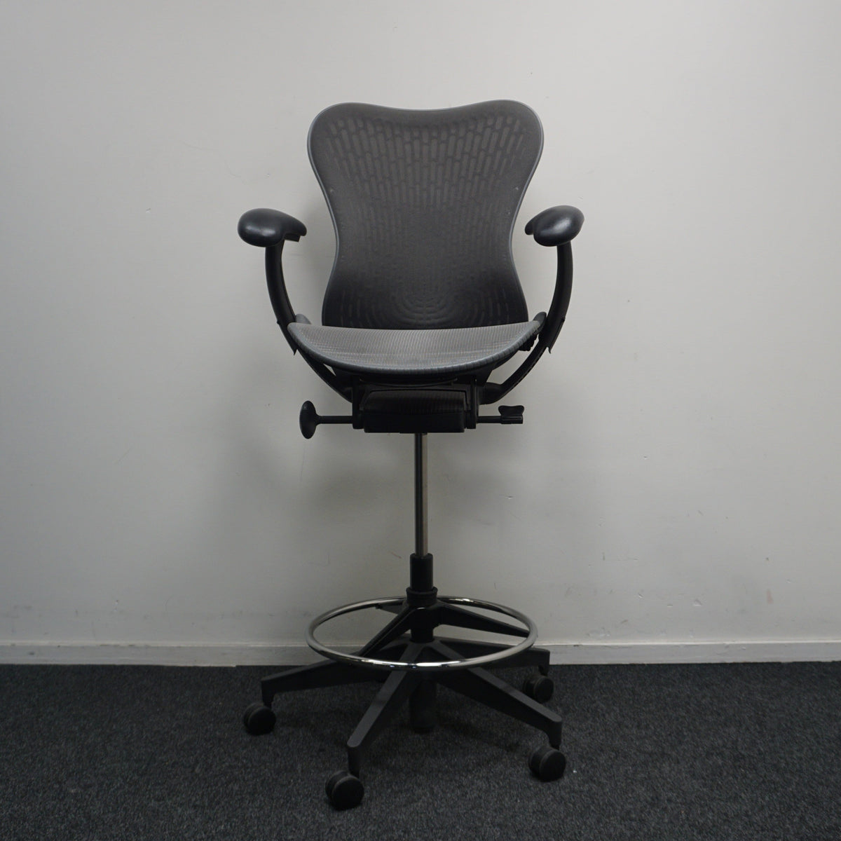 Refurbished Herman Miller Mirra 2 hoge uitvoering met voetring, grafiet foto 2
