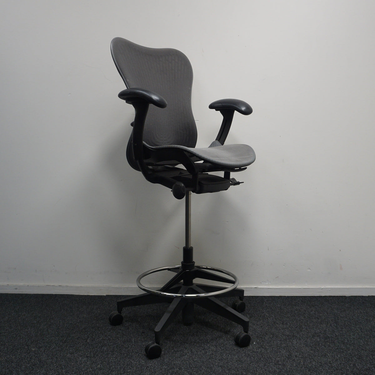 Refurbished Herman Miller Mirra 2 hoge uitvoering met voetring, grafiet foto 3