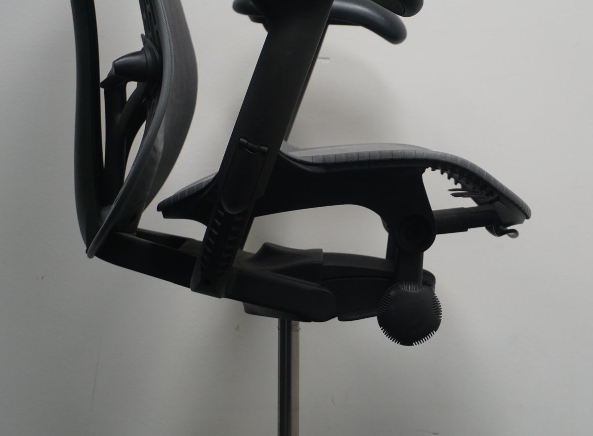 Refurbished Herman Miller Mirra 2 hoge uitvoering met voetring, grafiet foto 6