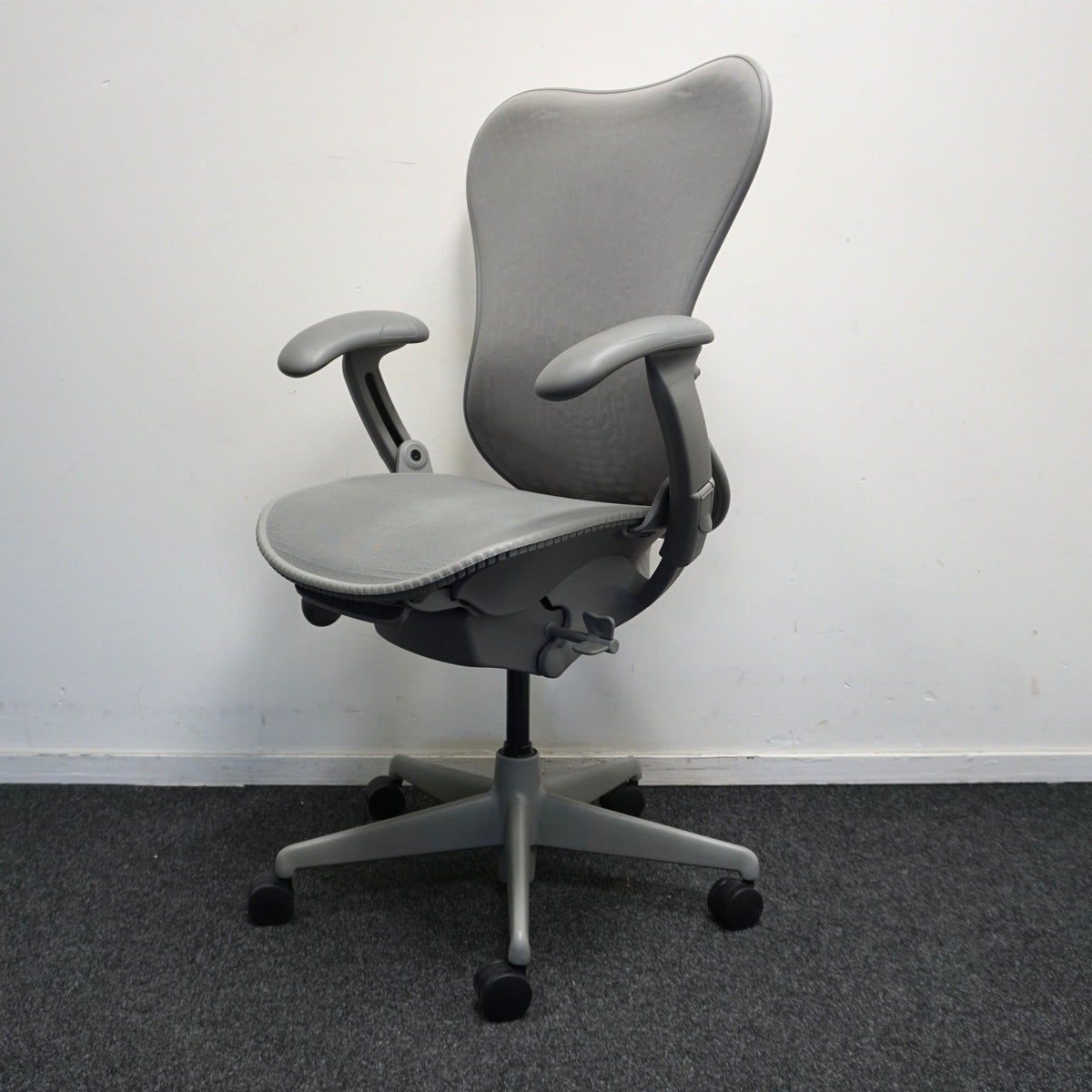 Refurbished Herman Miller Mirra 1, grijs met gestoffeerde rug foto 2
