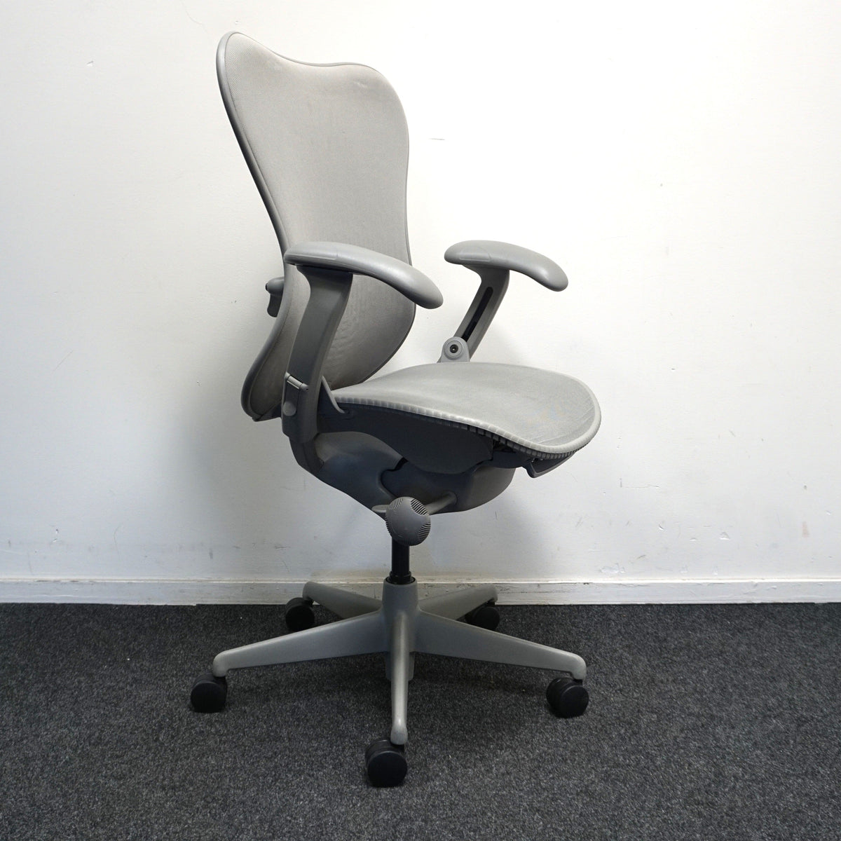 Refurbished Herman Miller Mirra 1, grijs met gestoffeerde rug foto 4