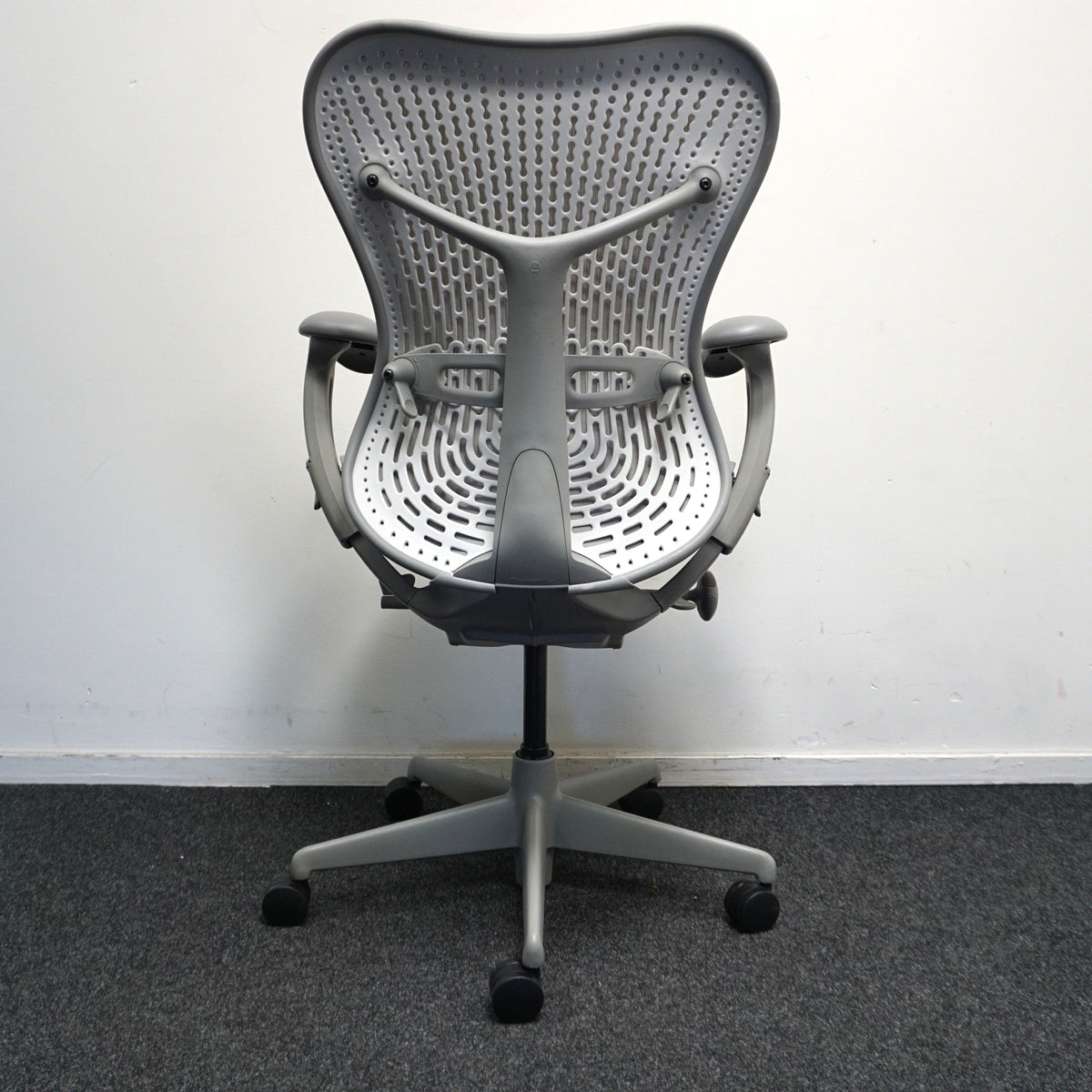 Refurbished Herman Miller Mirra 1, grijs met gestoffeerde rug foto 5
