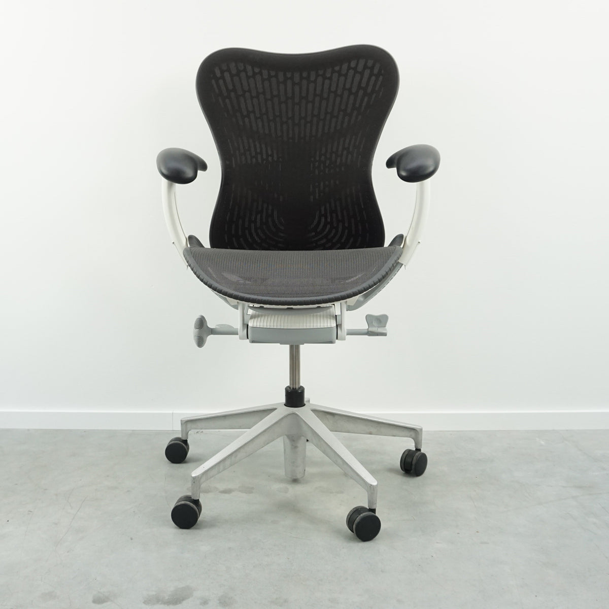 Refurbished Herman Miller Mirra 2, zwart met aluminium voetkruis foto 2