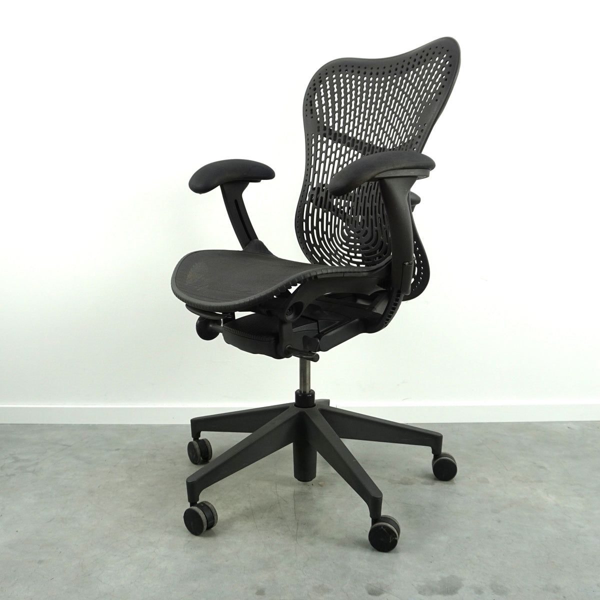 Refurbished Herman Miller Mirra 2, graphit en zwart foto 2