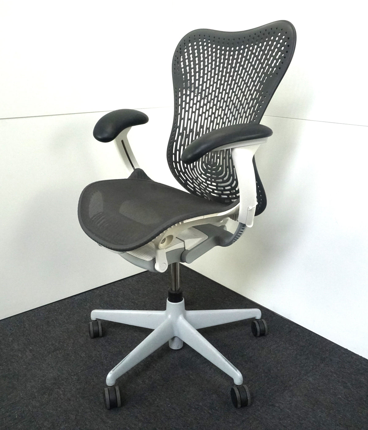 Refurbished Herman Miller Mirra 2, antraciet met wit en zwart foto 2