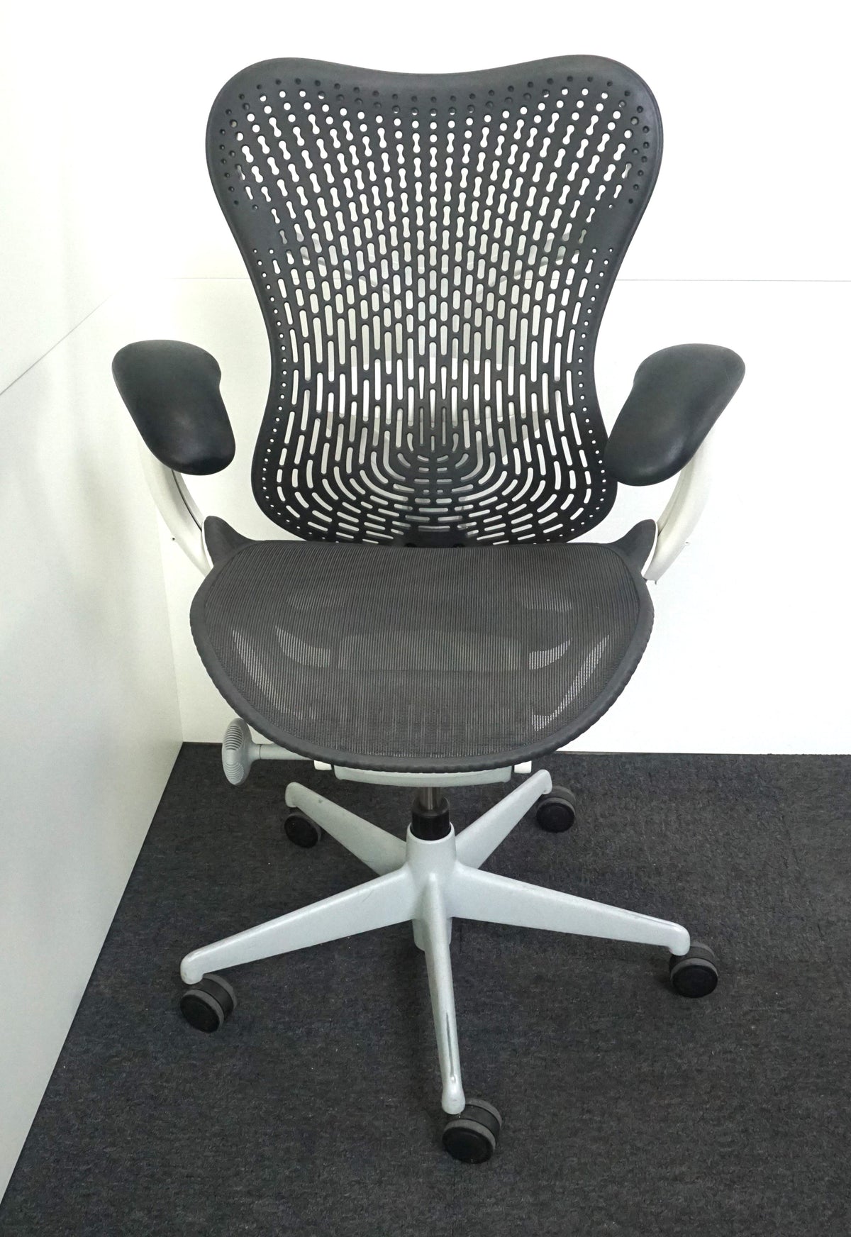 Refurbished Herman Miller Mirra 2, antraciet met wit en zwart foto 3