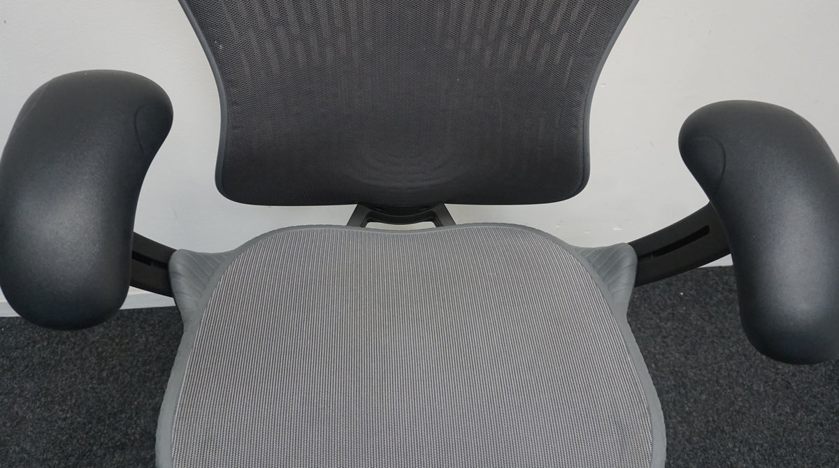 Refurbished Herman Miller Mirra 2, graphit met stoffen rug en mesh zitting foto 8