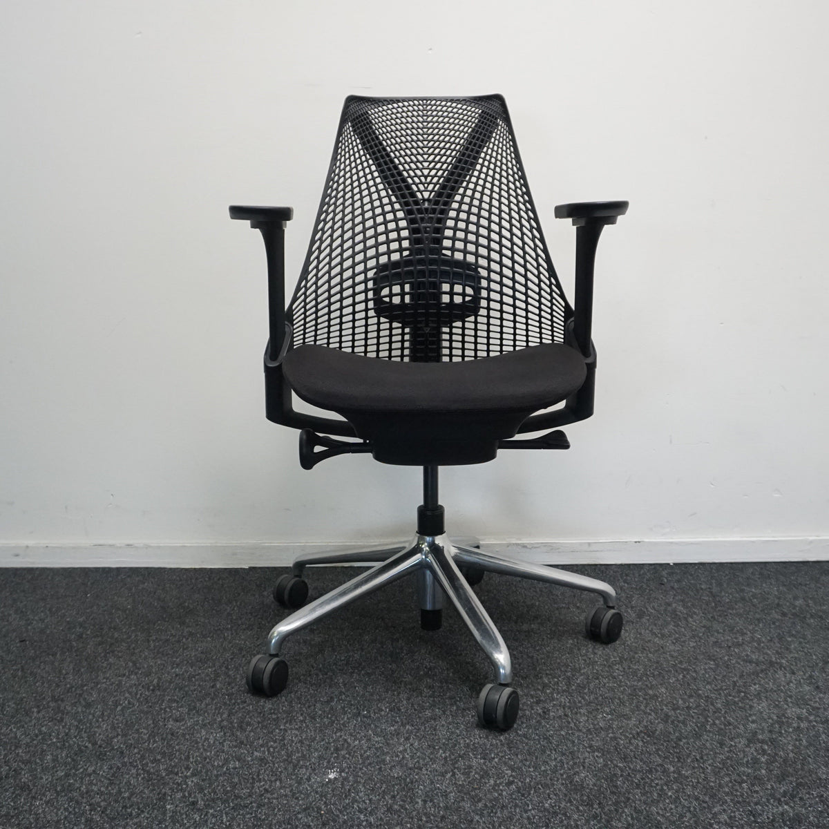 Refurbished Herman Miller Sayl bureaustoel, zwart met aluminium voetkruis foto 2
