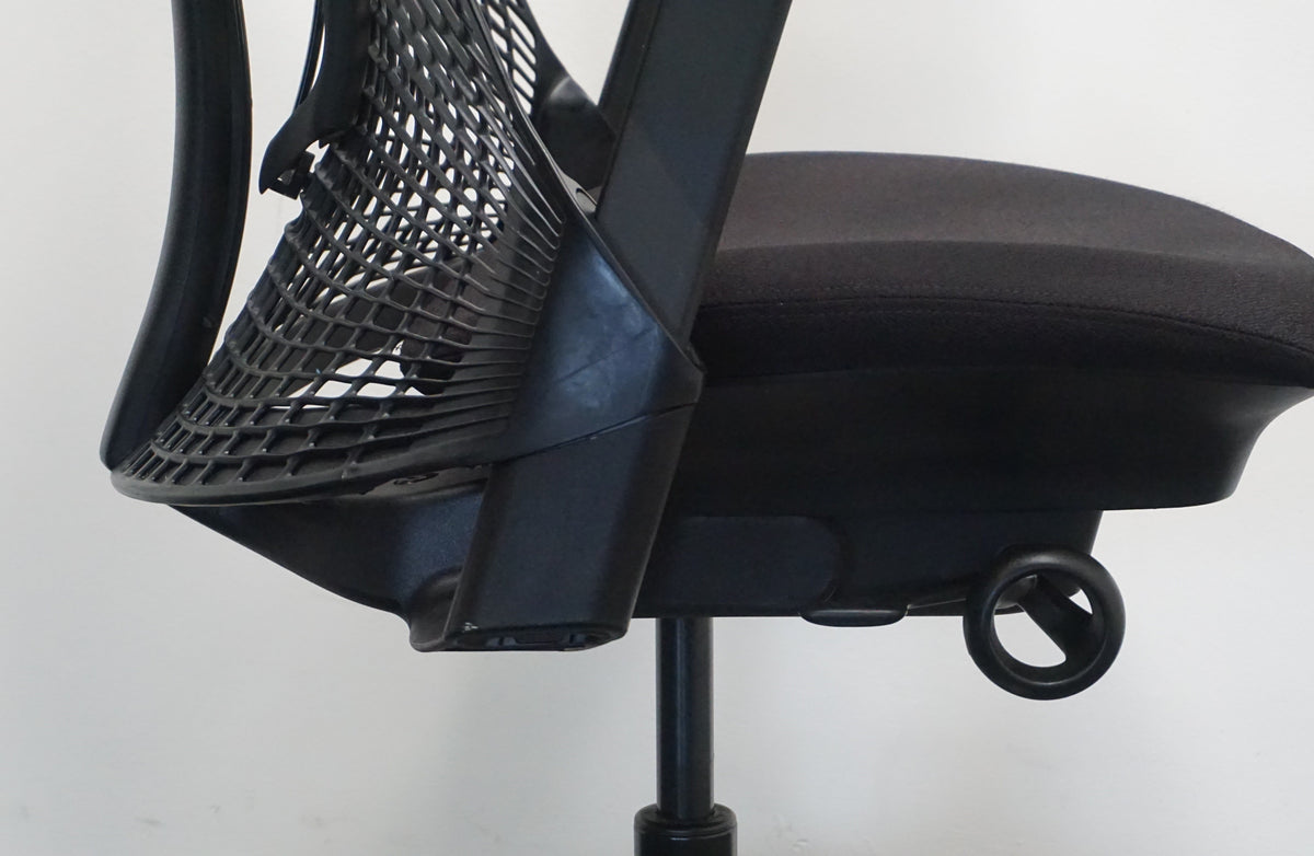 Refurbished Herman Miller Sayl bureaustoel, zwart met aluminium voetkruis foto 6