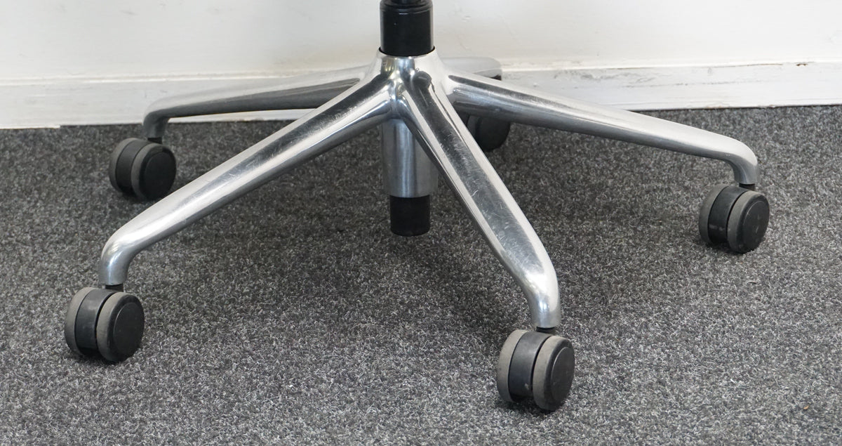 Refurbished Herman Miller Sayl bureaustoel, zwart met aluminium voetkruis foto 7