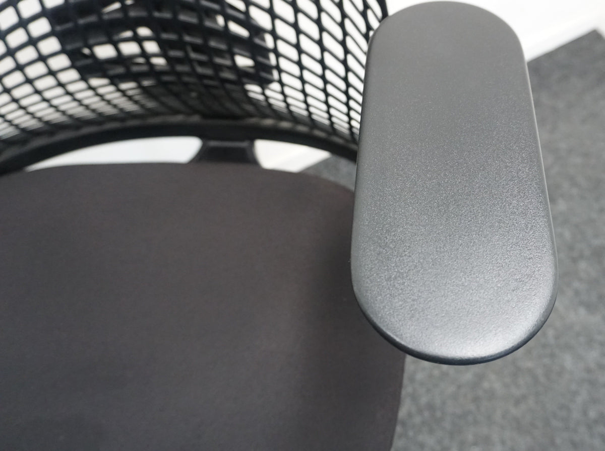 Refurbished Herman Miller Sayl bureaustoel, zwart met aluminium voetkruis foto 8