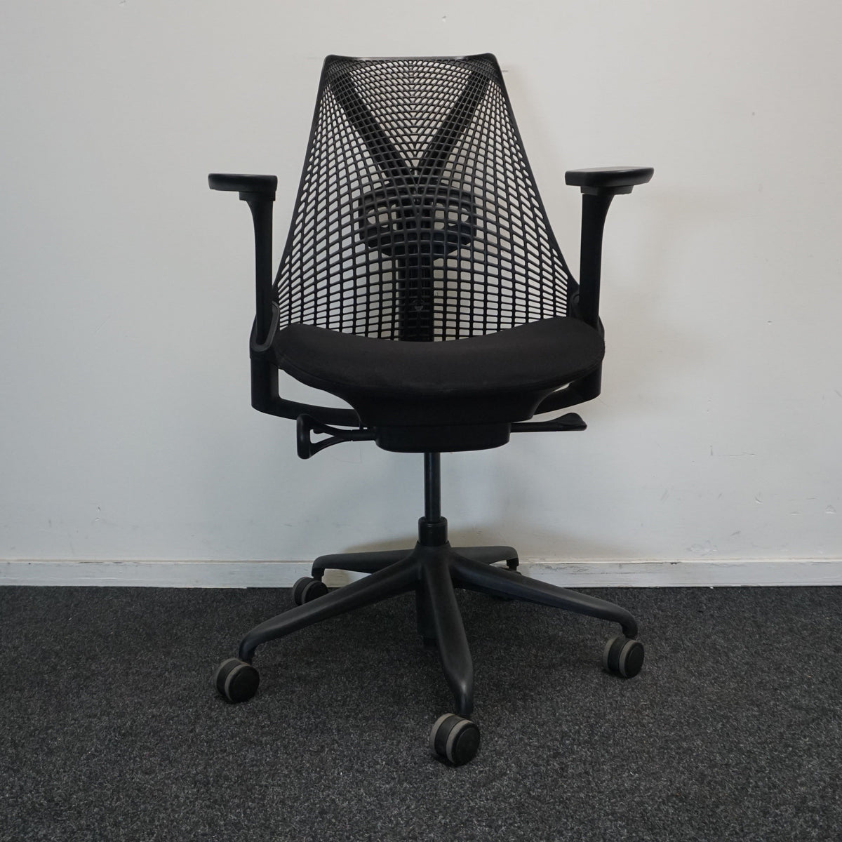 Refurbished Herman Miller Sayl bureaustoel, zwart met kunststof voetkruis foto 2