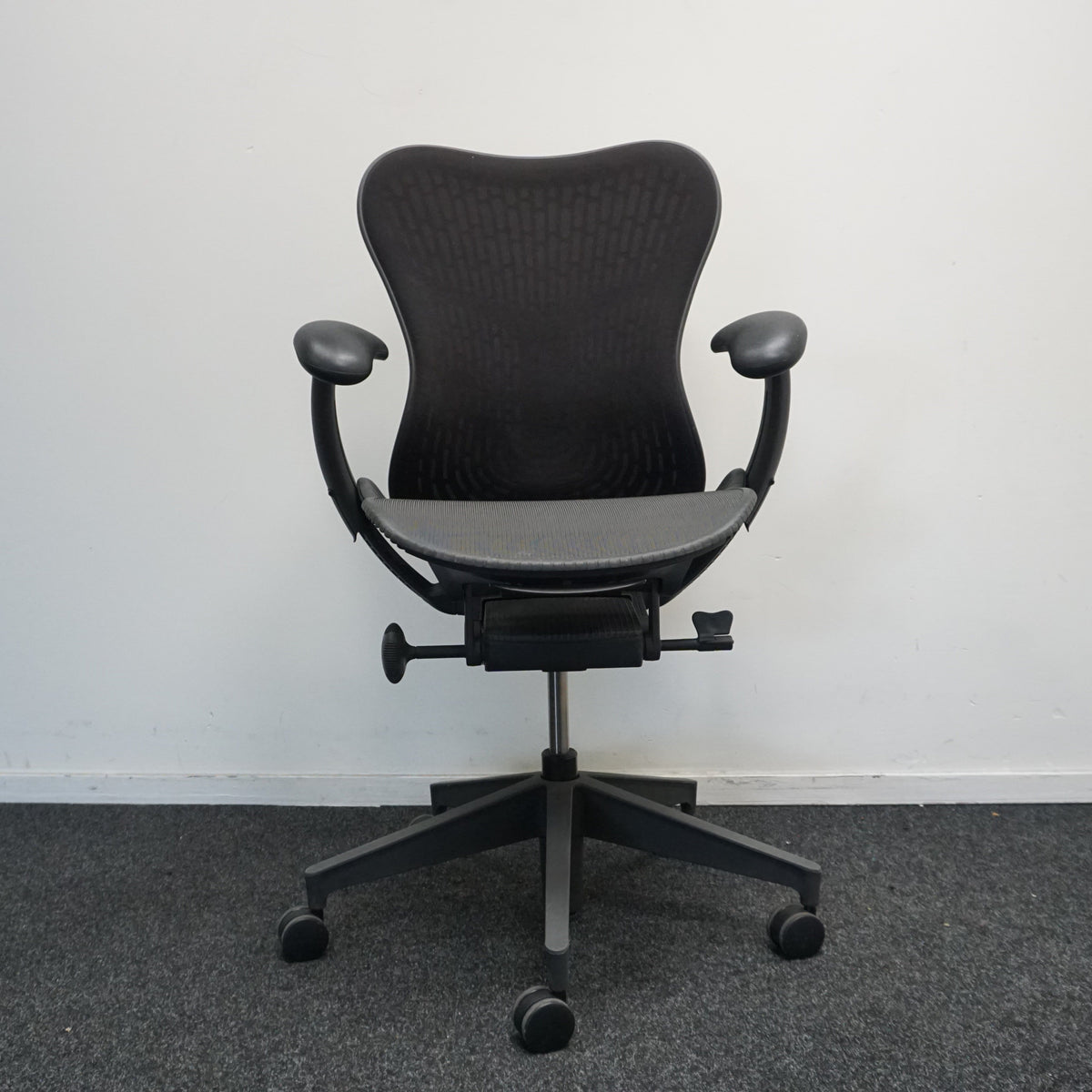Refurbished Herman Miller Mirra 2, zwart en antraciet met mesh rug foto 2