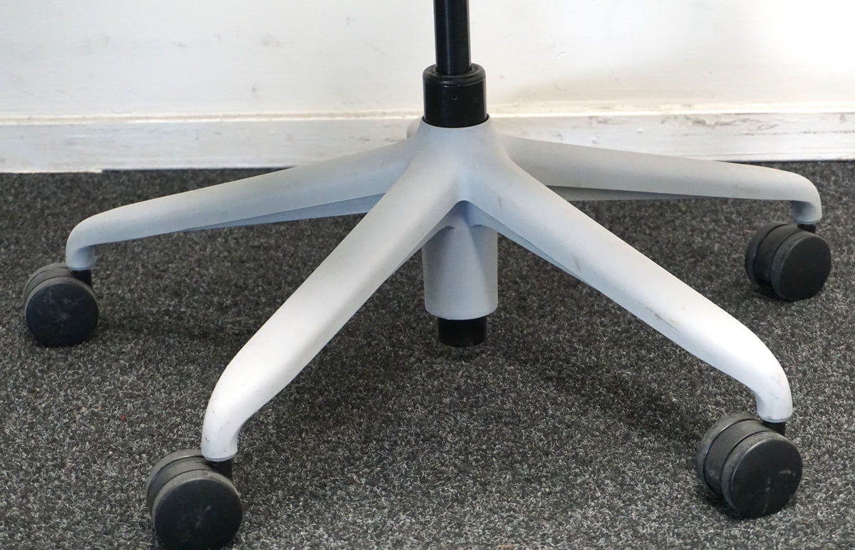Refurbished Herman Miller Sayl bureaustoel, groen en wit foto 8
