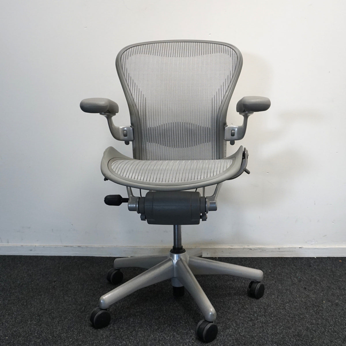 Refurbished Herman Miller Aeron type B, titanium foto 2