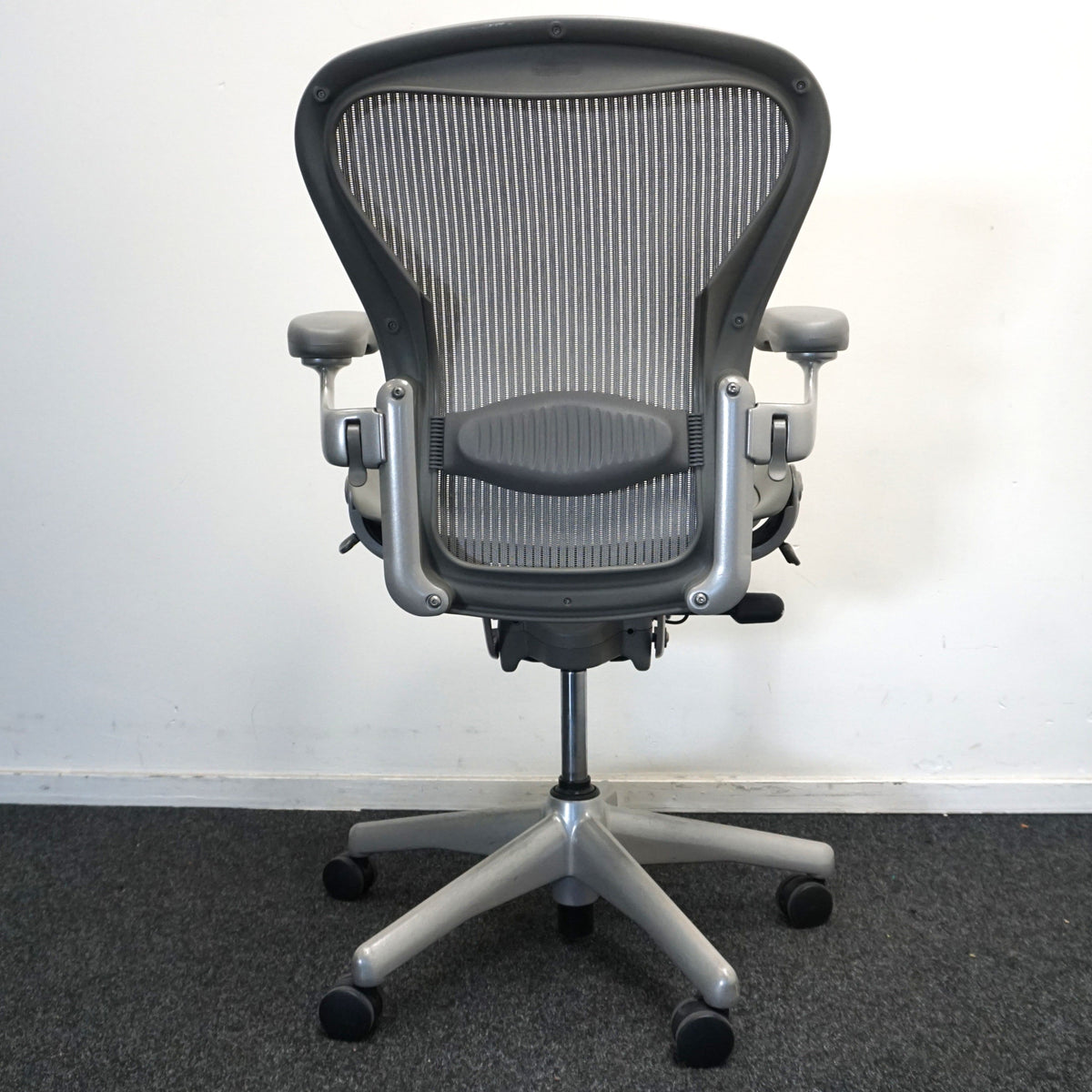 Refurbished Herman Miller Aeron type B, titanium foto 4