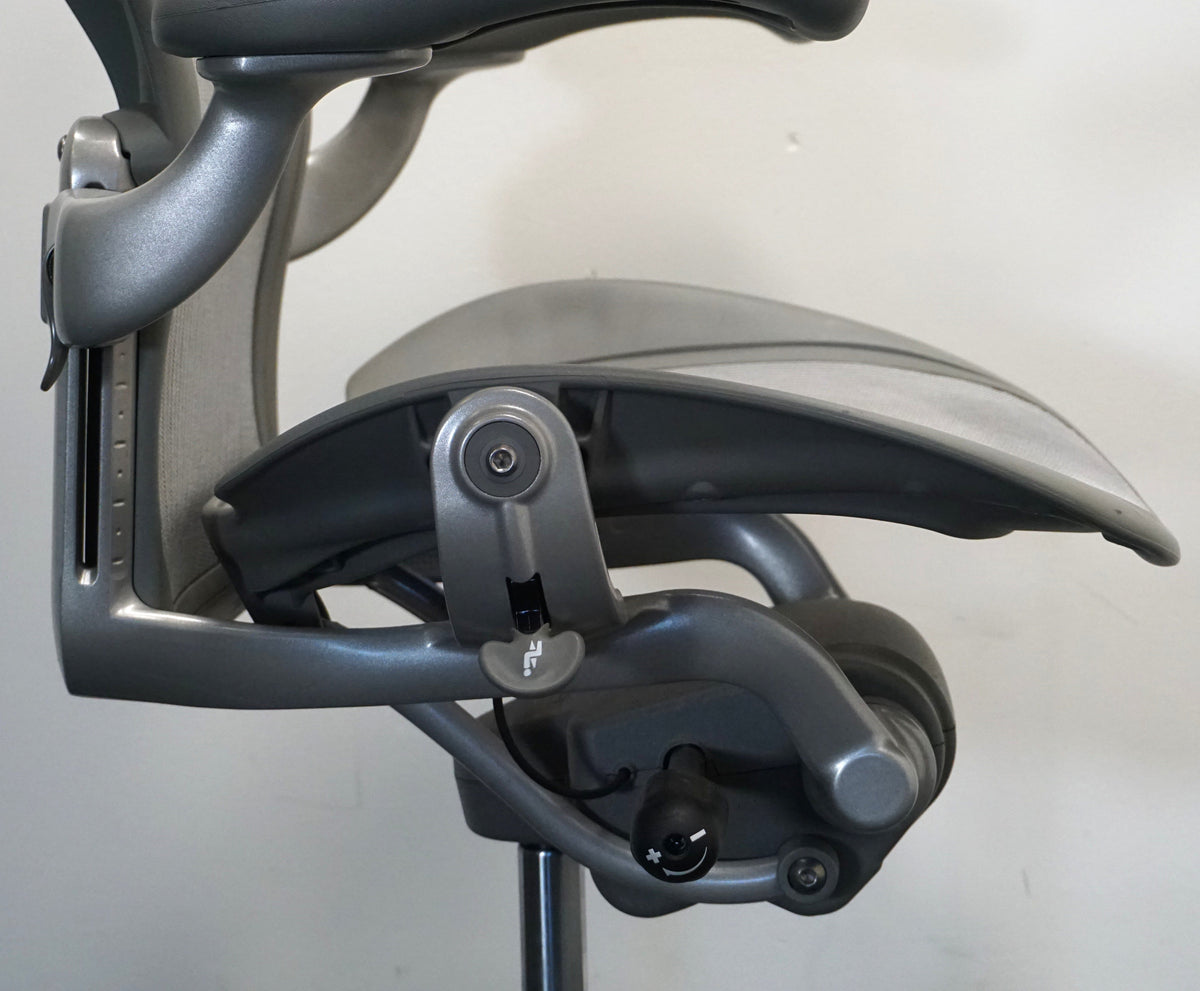 Refurbished Herman Miller Aeron type B, titanium foto 6