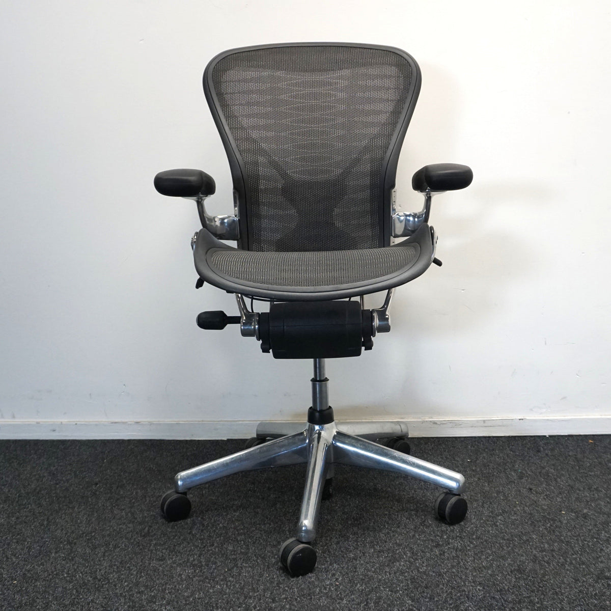 Refurbished Herman Miller Aeron type B, grafiet met chroom voetkruis en vaste armleggers foto 2