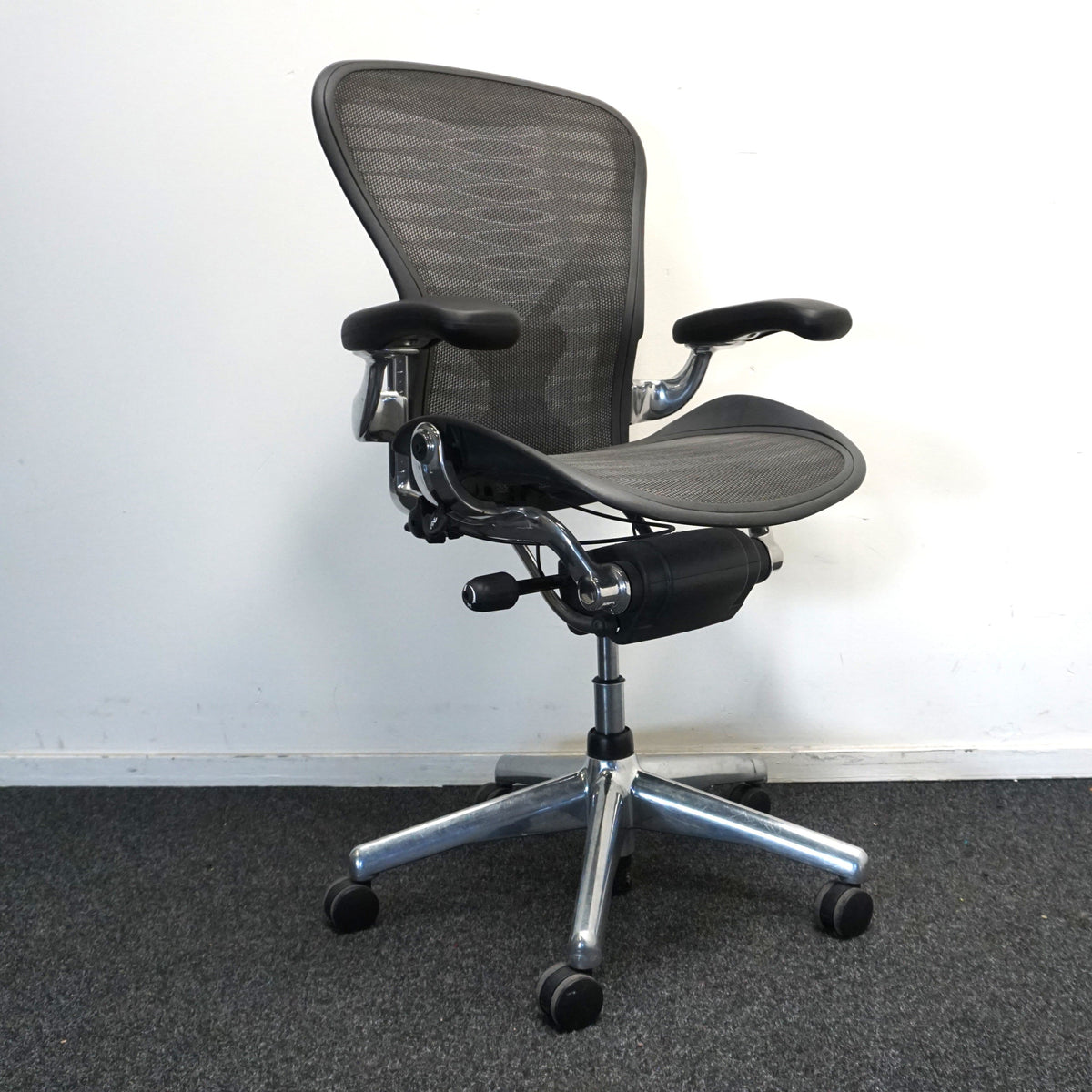 Refurbished Herman Miller Aeron type B, grafiet met chroom voetkruis en vaste armleggers foto 3