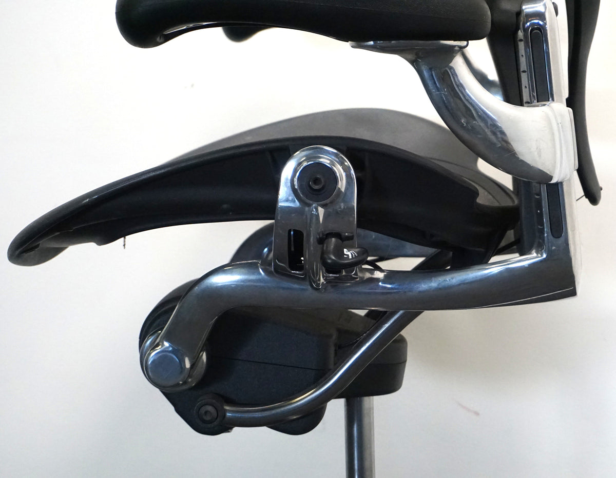 Refurbished Herman Miller Aeron type B, grafiet met chroom voetkruis en vaste armleggers foto 5