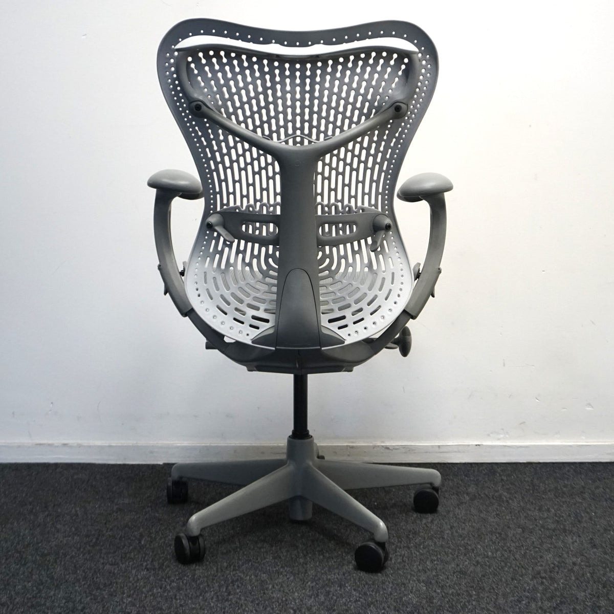Refurbished Herman Miller Mirra 1, grijs en lichtgrijs met kledinghanger foto 5