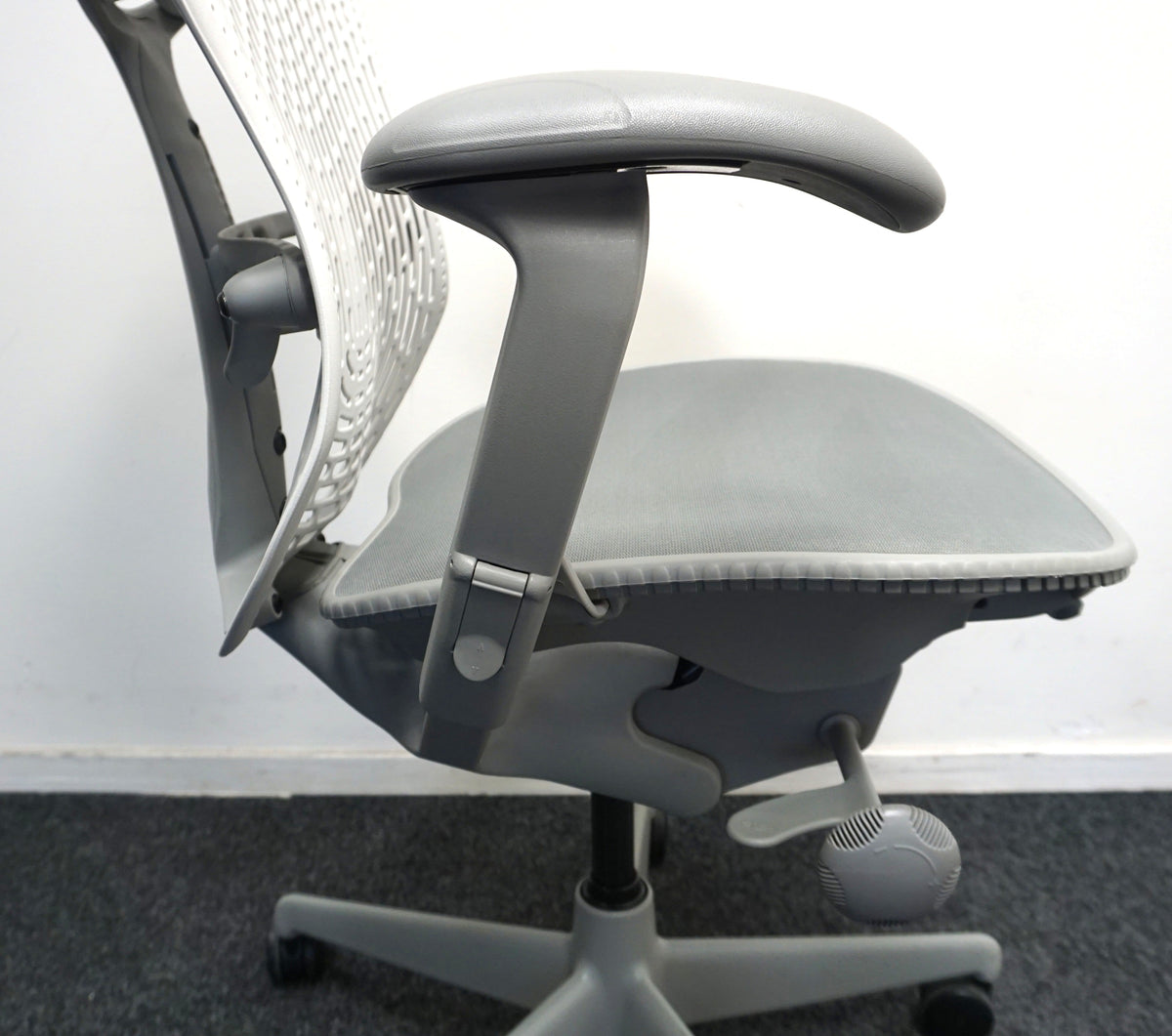 Refurbished Herman Miller Mirra 1, grijs en lichtgrijs met kledinghanger foto 8