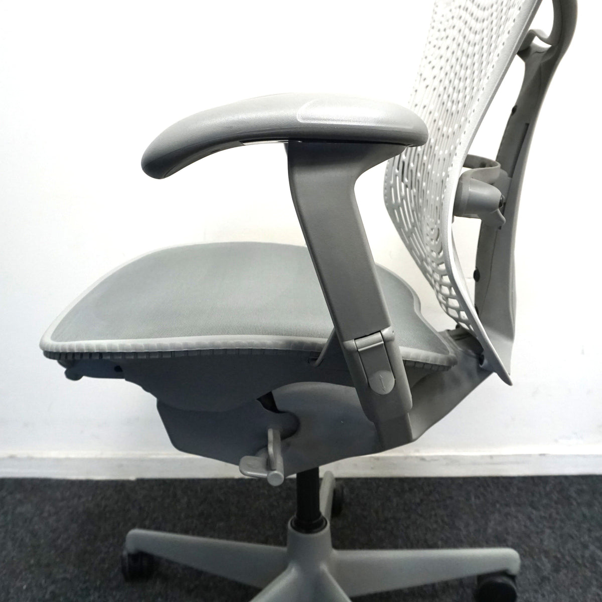 Refurbished Herman Miller Mirra 1, grijs en lichtgrijs met kledinghanger foto 9