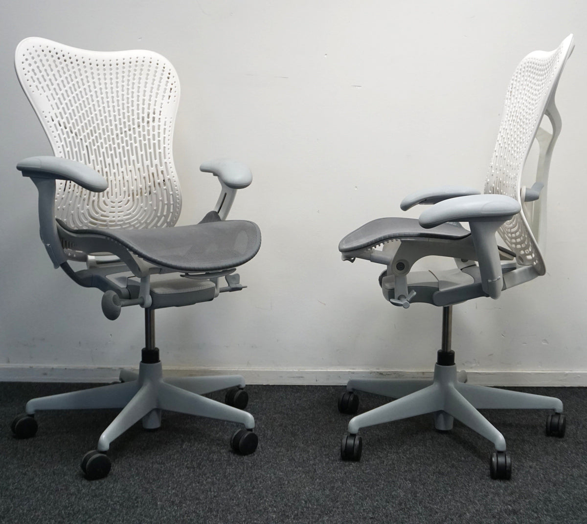 Refurbished Herman Miller Mirra 2, wit en lichtgrijs foto 2