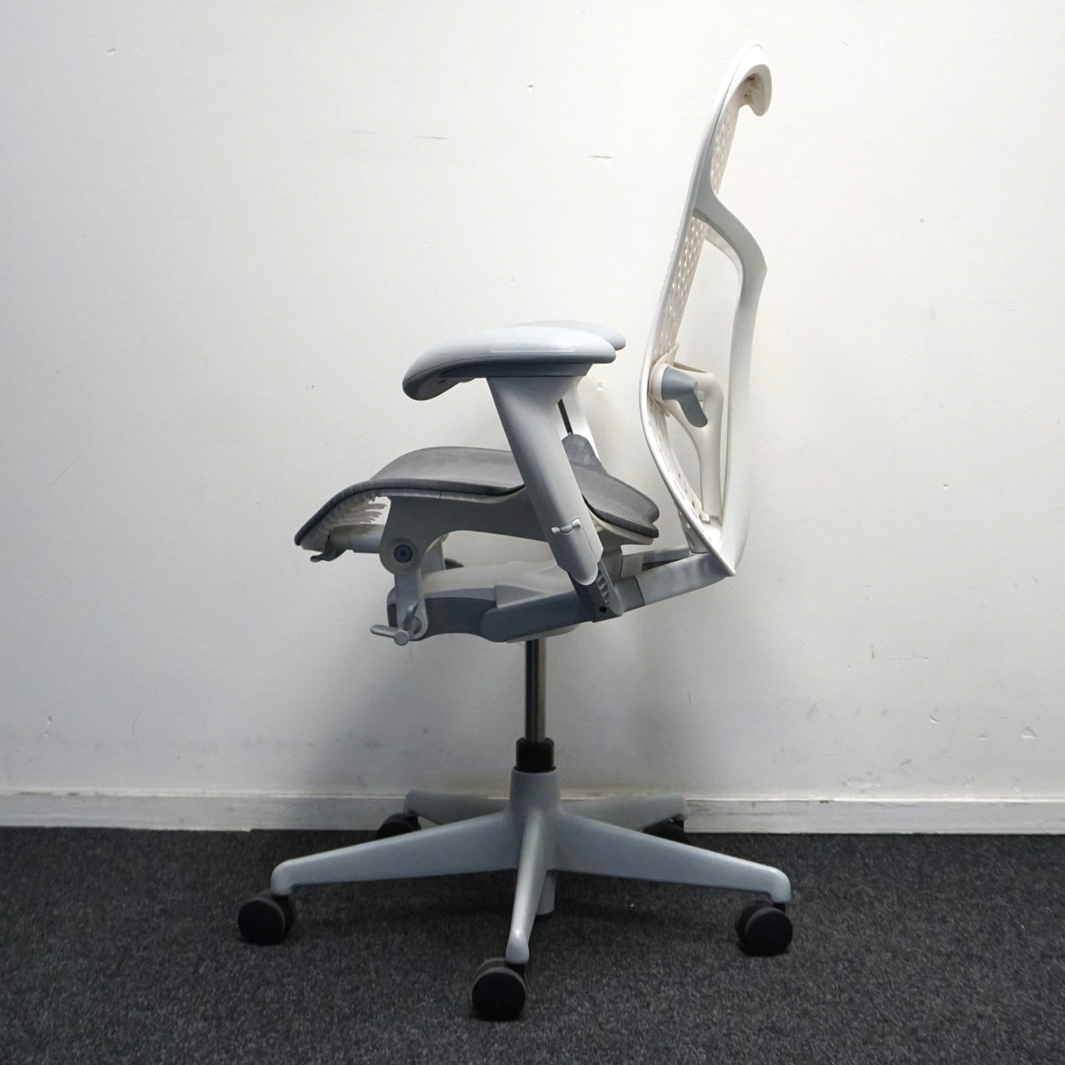 Refurbished Herman Miller Mirra 2, wit en lichtgrijs foto 3