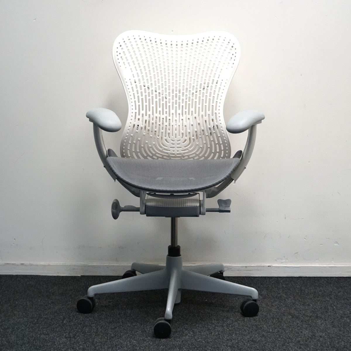 Refurbished Herman Miller Mirra 2, wit en lichtgrijs foto 6