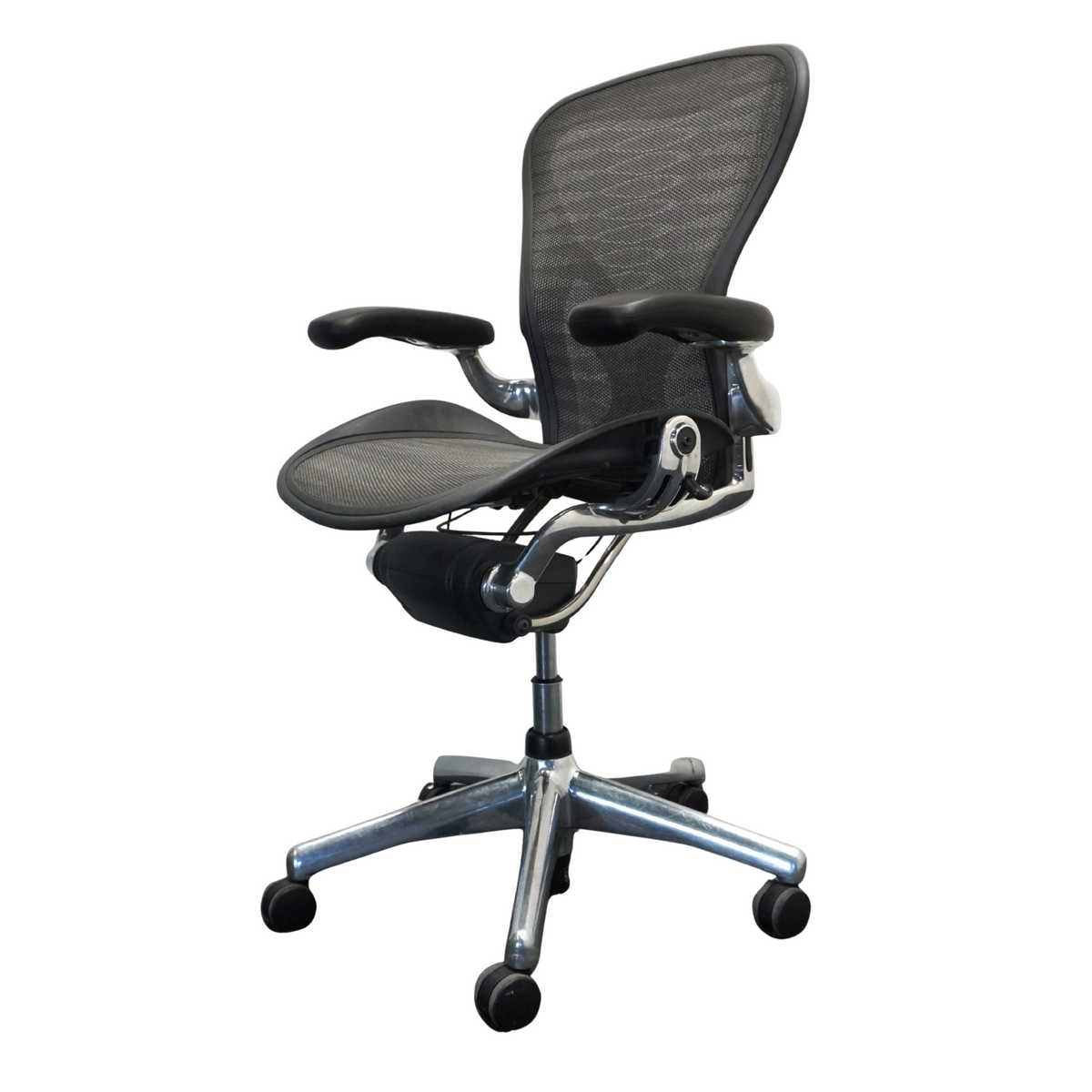 Refurbished Herman Miller Aeron type B, grafiet met chroom voetkruis en vaste armleggers