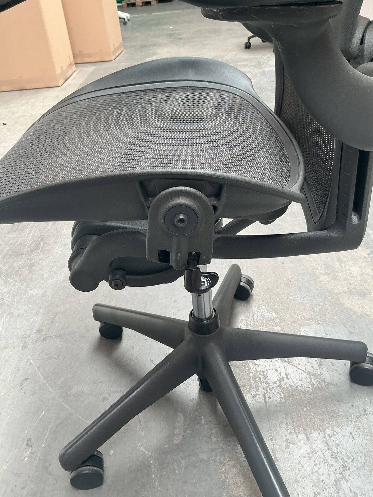 Refurbished Herman Miller Aeron bureaustoel, graphite foto 11