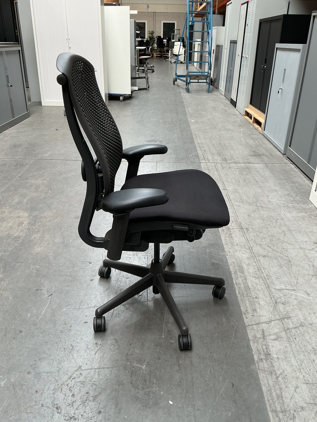 Refurbished Herman Miller Celle bureaustoel, zwart en graphite foto 5