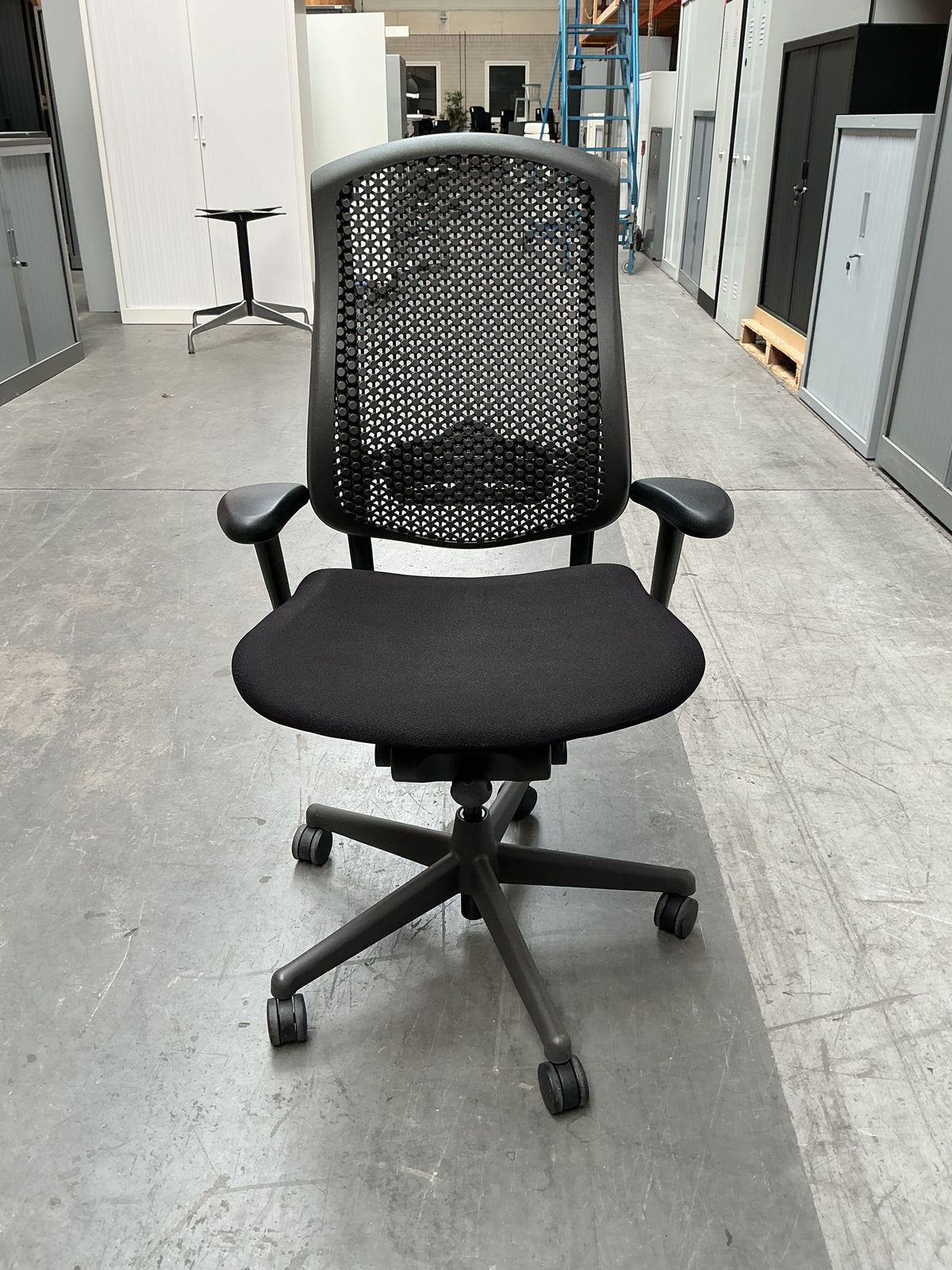 Refurbished Herman Miller Celle bureaustoel, zwart en graphite foto 6