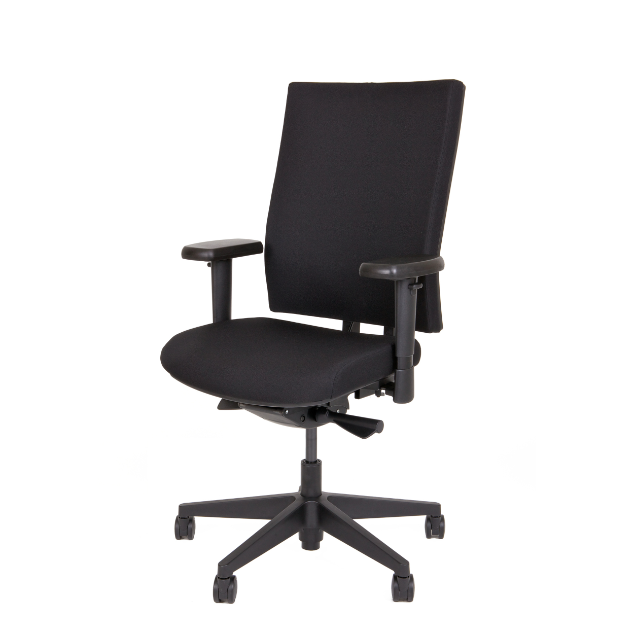 Bureaustoel Dani met een zwart gestoffeerde comfort rugleuning en zwart voetkruis gezien van schuinvoor